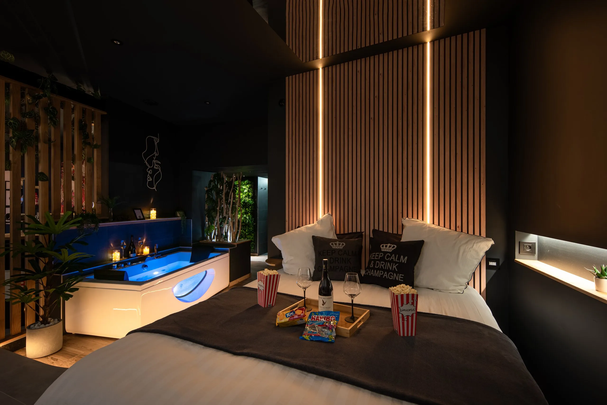 Le loft de nuit : lit king size, baignoire balnéo et lames de bois éclairées